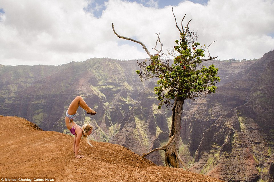 Прелестная инструктор по йоге путешествует по миру