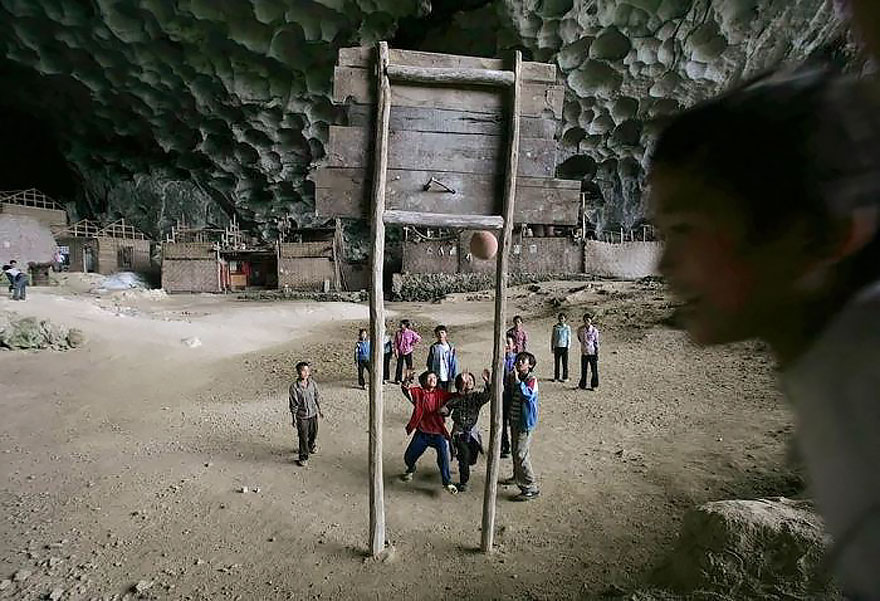 Гигантская пещера в Китае, в которой поместилась целая деревня на 100 человек