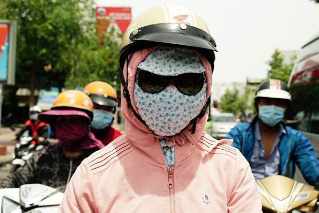Вьетнамцы одержимы белой кожей и в солнечную погоду носят маски