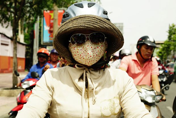 Вьетнамцы одержимы белой кожей и в солнечную погоду носят маски