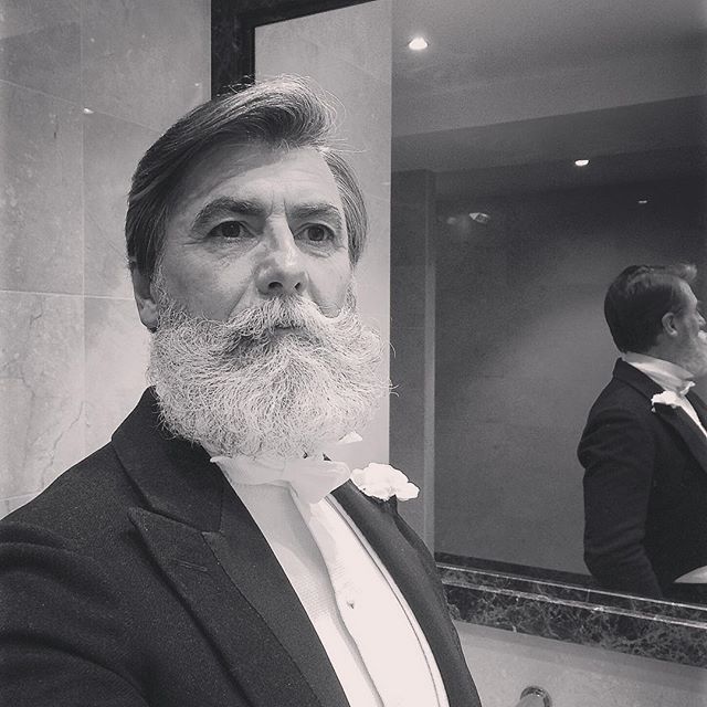 Стильный французский дед с пышной бородой