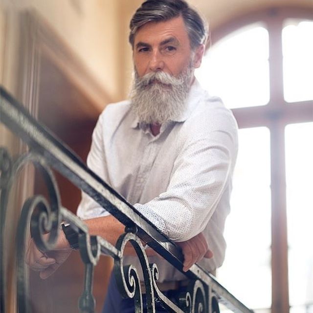 Стильный французский дед с пышной бородой