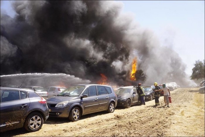 В Португалии на музыкальном фестивале сгорели 422 автомобиля