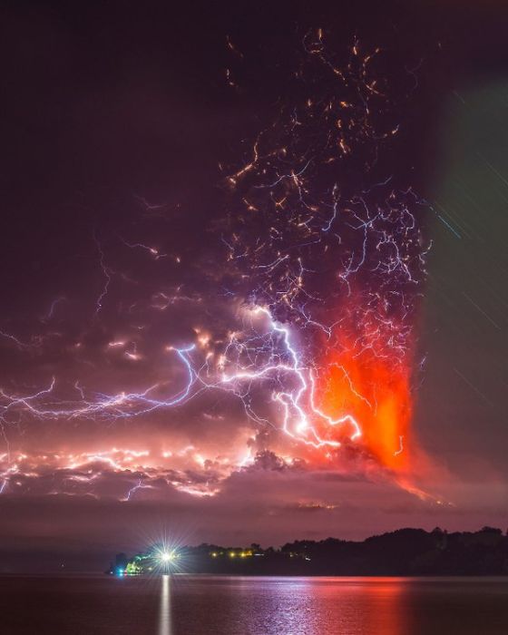 Молния во время извержения вулкана Кальбуко в Чили
