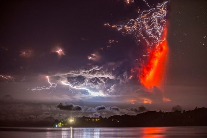 Молния во время извержения вулкана Кальбуко в Чили