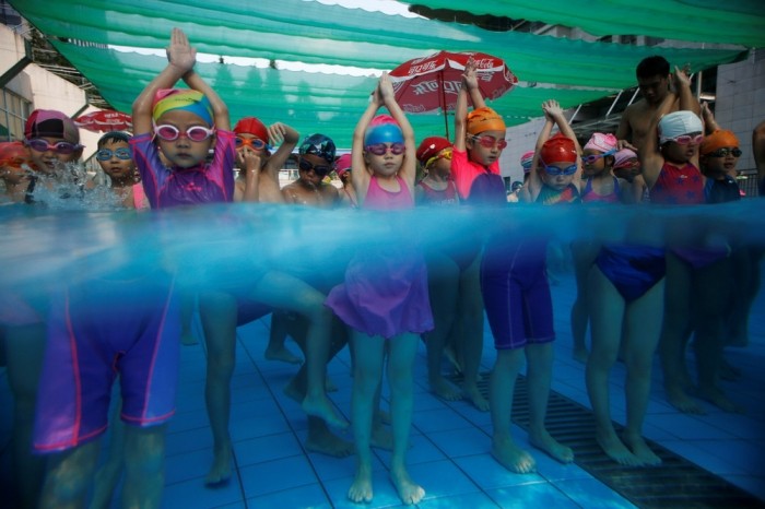 Занятия детей по плаванью в Китае