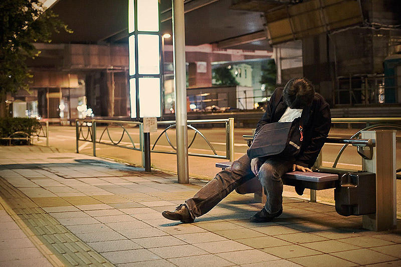Изнуренные работой жители Токио спят прямо на улице