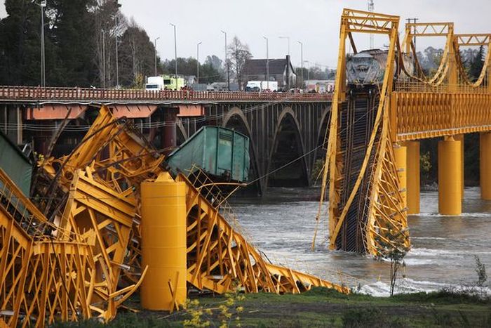 В Чили под тяжестью товарного поезда рухнул мост