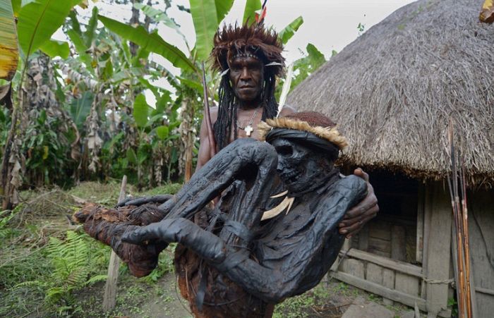 Жизнь дикого племени Дани в Папуа-Новой Гвинеи