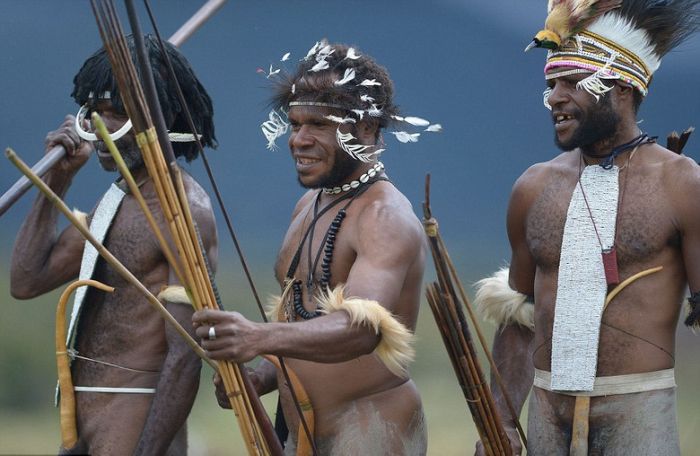 Жизнь дикого племени Дани в Папуа-Новой Гвинеи
