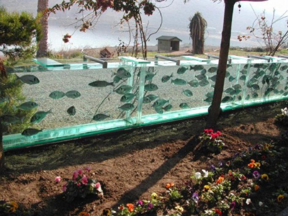 Необычный забор-аквариум на побережье Эгейского моря
