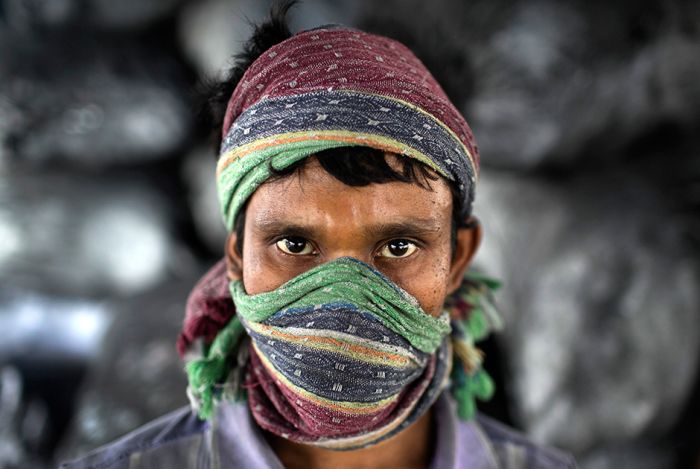 Нелегкая жизнь рабочих алюминиевого завода в Бангладеш