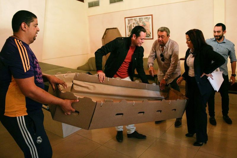 В Венесуэле растет спрос на картонные гробы