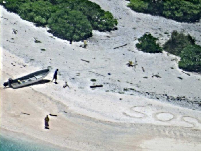 Надпись SOS помогла паре спастись с необитаемого острова