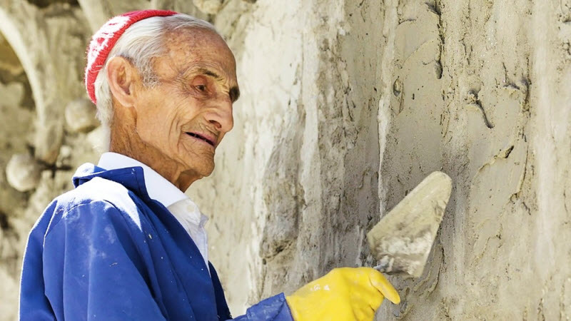Дедушка 53 года строит собор в одиночку