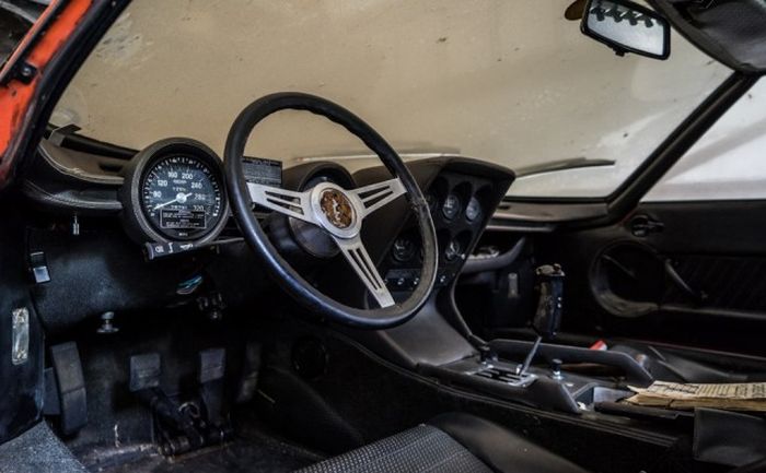 Итальянский спорткар Lamborghini простоял 28 лет в гараже