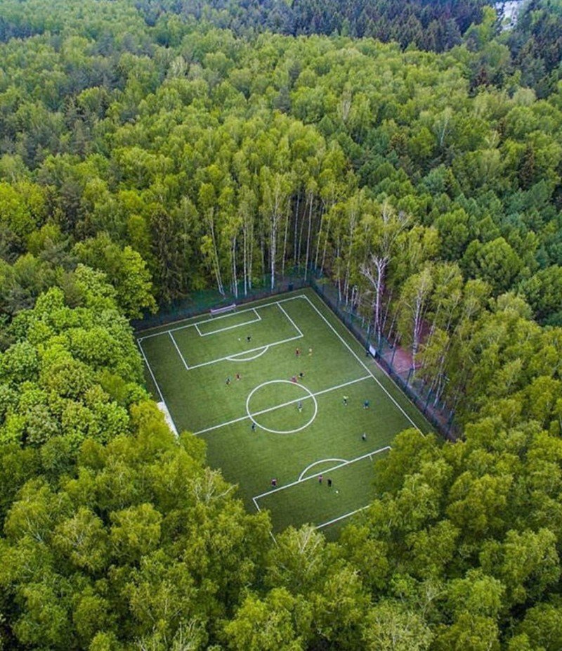 Удивительные футбольные поля со всего мира