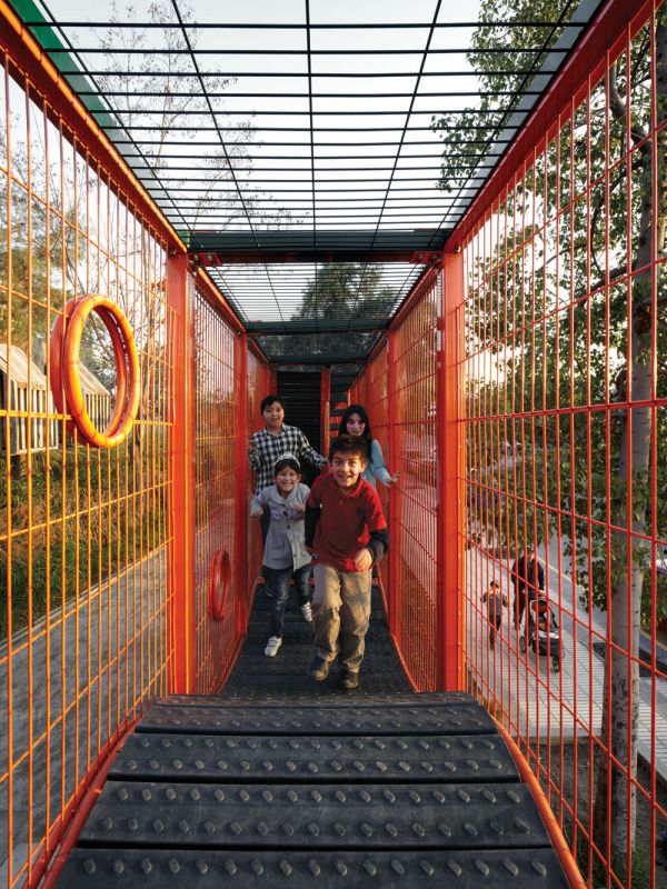 Архитектор превратил неиспользуемый холм в удивительный парк для детей