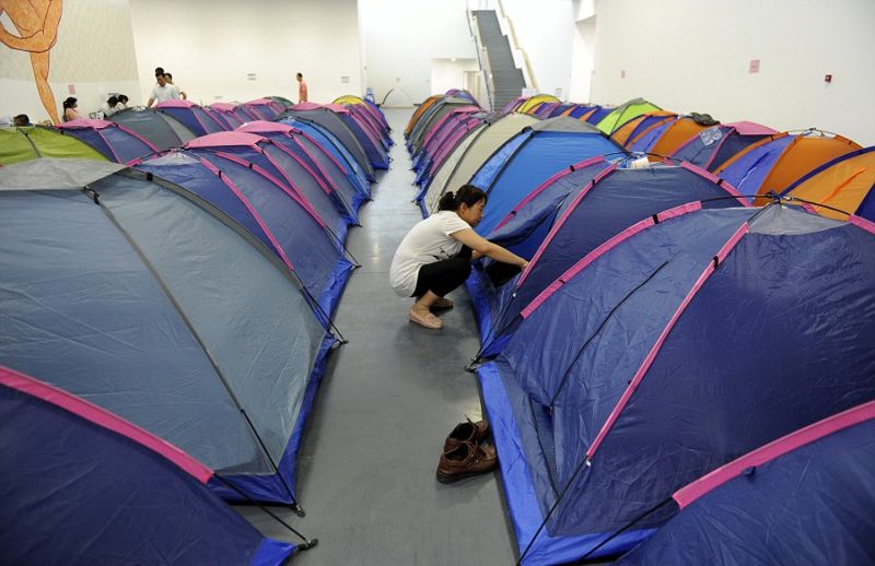 Родители китайских студентов живут в палатках три дня, чтобы их дети устроились