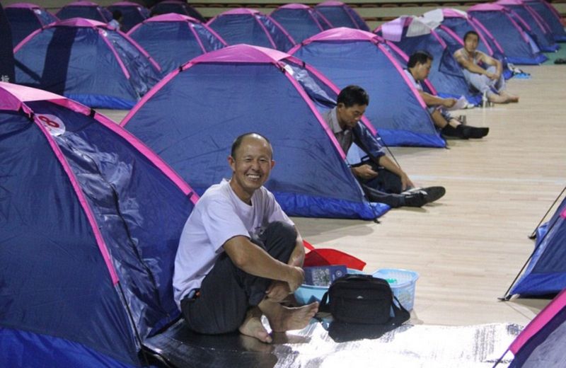 Родители китайских студентов живут в палатках три дня, чтобы их дети устроились