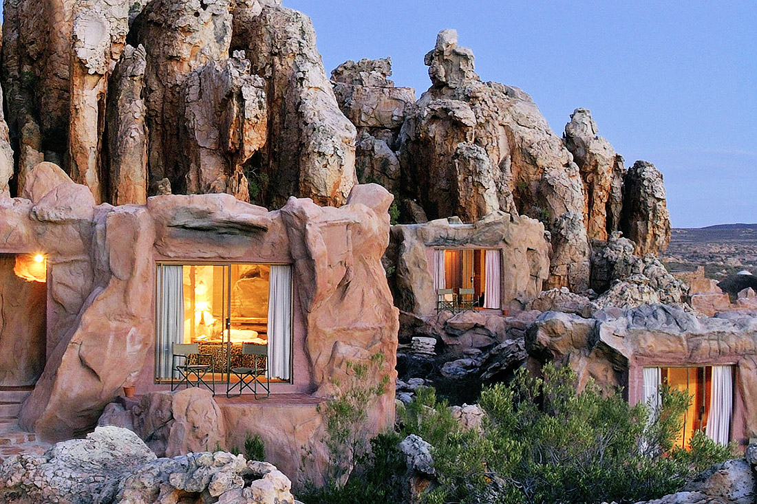 Отель с номерами-пещерами в Африке