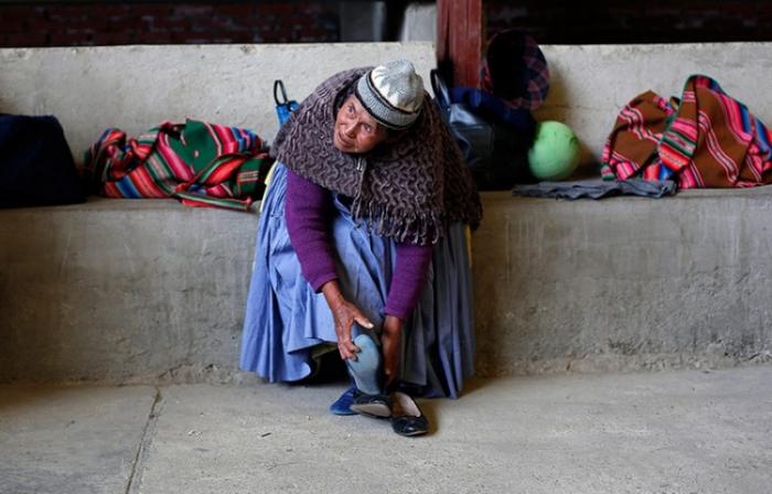 Боливийские бабушки играют в гандбол