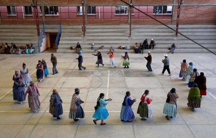Боливийские бабушки играют в гандбол