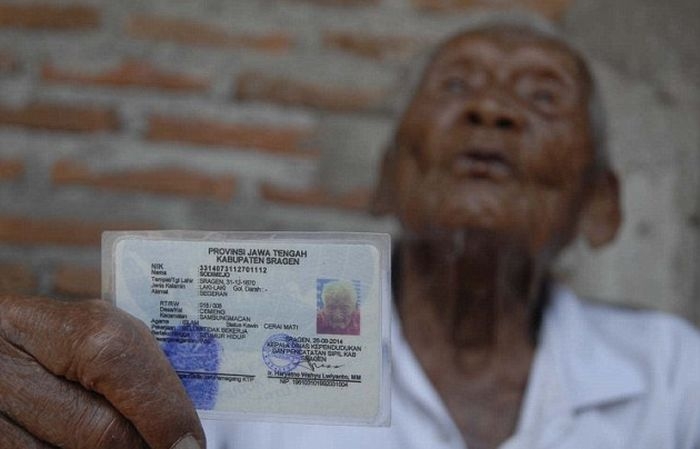 Житель Индонезии утверждает, что ему 145 лет