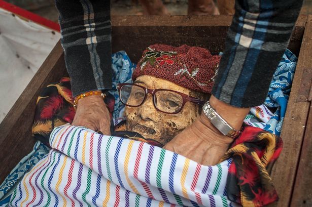 Индонезийцы в очередной раз откопали и переодели своих мертвых родственников