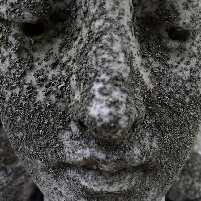 17 жутких статуй, с которыми мало кто бы захотел повстречаться на кладбище