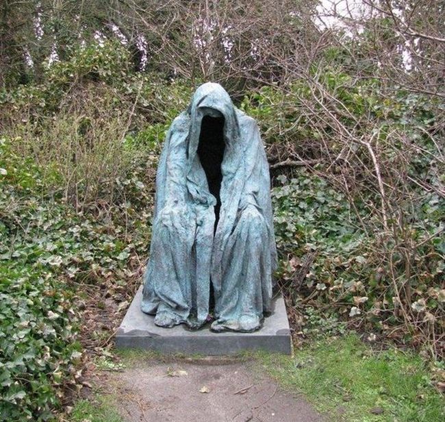 17 жутких статуй, с которыми мало кто бы захотел повстречаться на кладбище