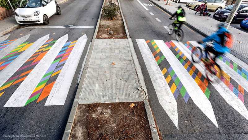 Красочные пешеходные переходы на улицах Мадрида