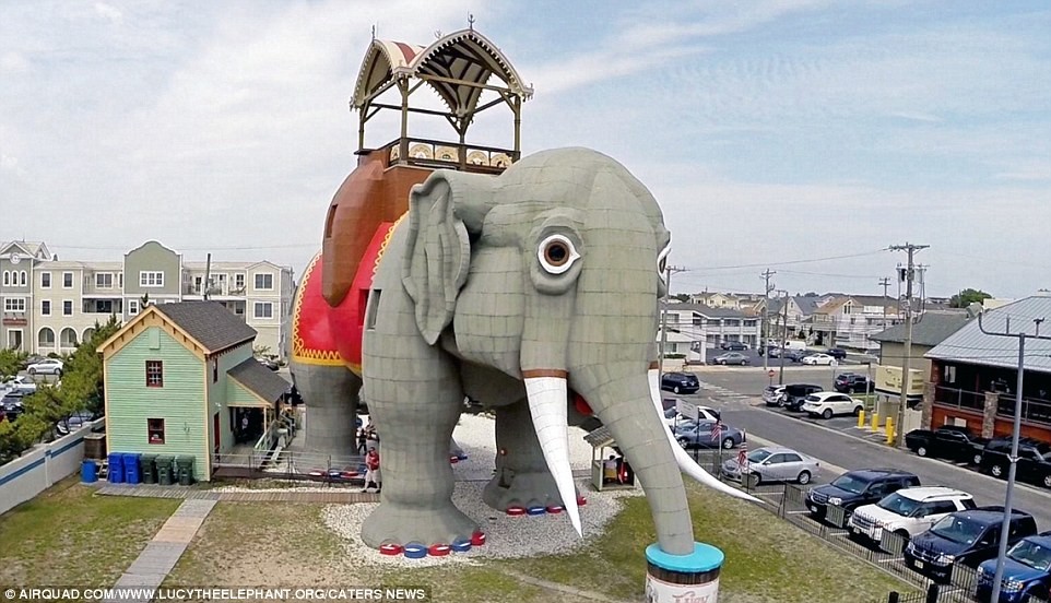 Дом-слон и другие необычные здания в виде животных со всего мира 