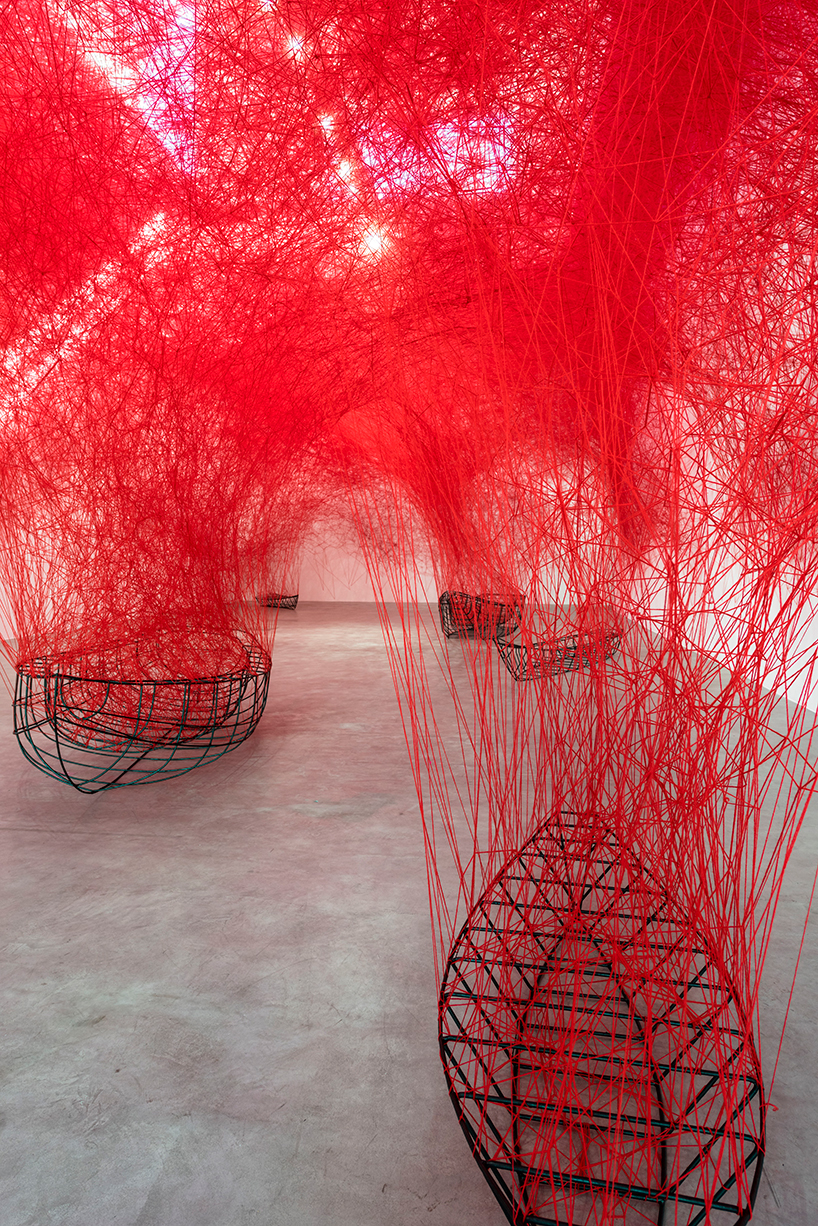 Инсталляция из пряжи в виде нейронов от Chiharu Shiota
