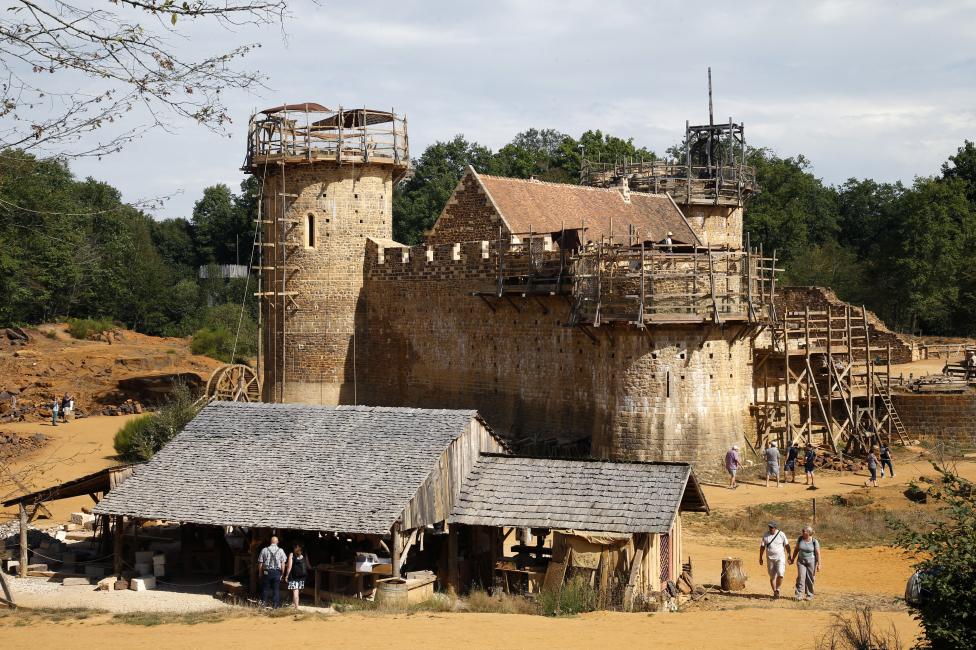Во Франции строят замок 13-го века