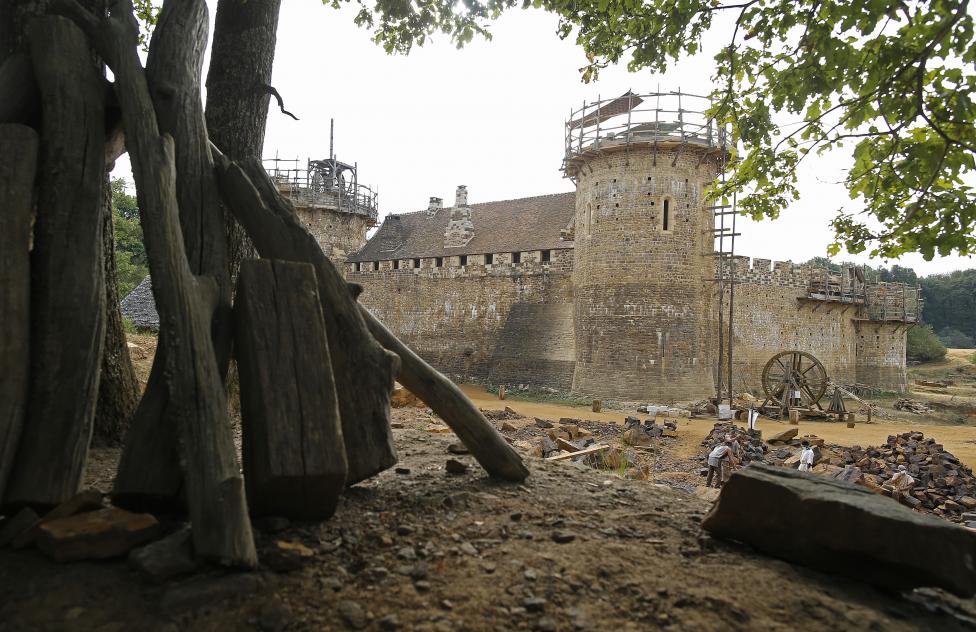 Во Франции строят замок 13-го века