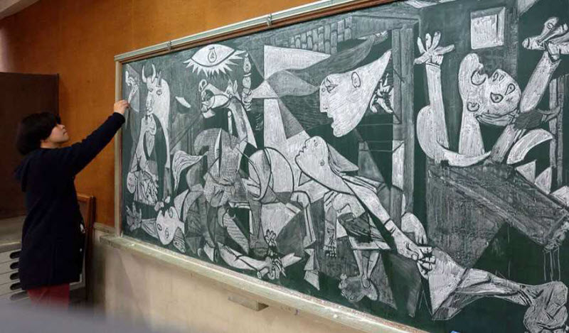 Японский учитель удивляет потрясающими картинами мелом