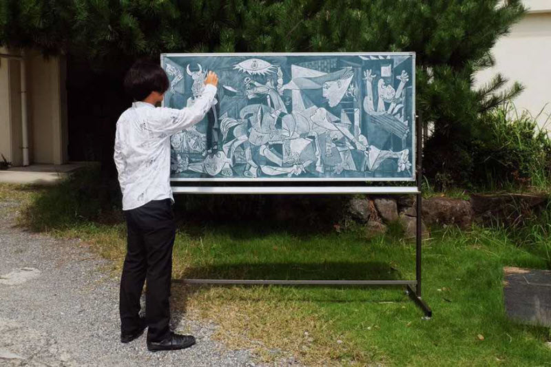 Японский учитель удивляет потрясающими картинами мелом