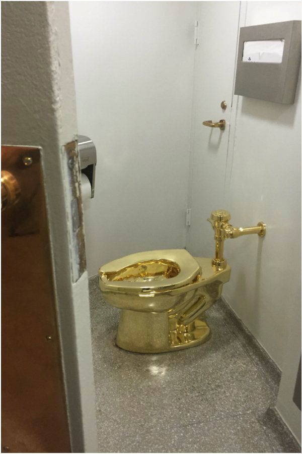 В Нью-Йорке открылся общественный туалет с унитазом из золота 750 пробы