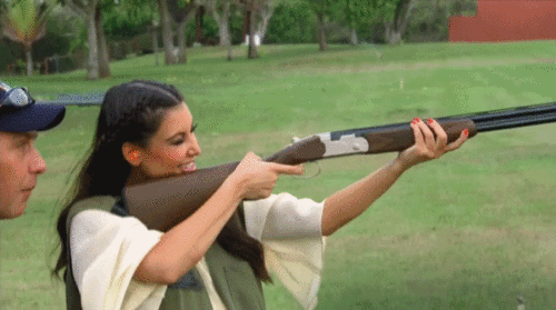 Красивые девушки стреляют из оружия в гифках