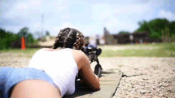 Красивые девушки стреляют из оружия в гифках