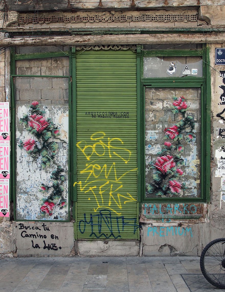 Вышитые цветочные узоры на испанских улицах