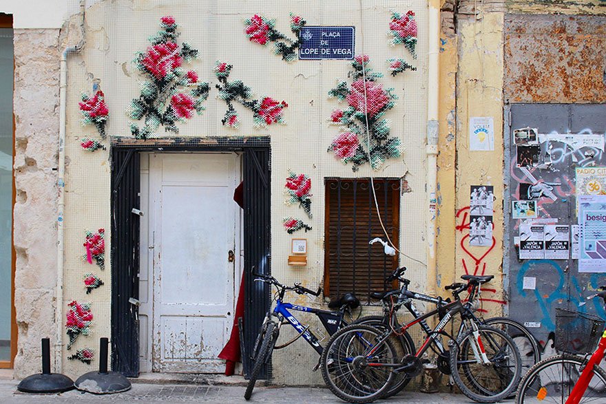 Вышитые цветочные узоры на испанских улицах
