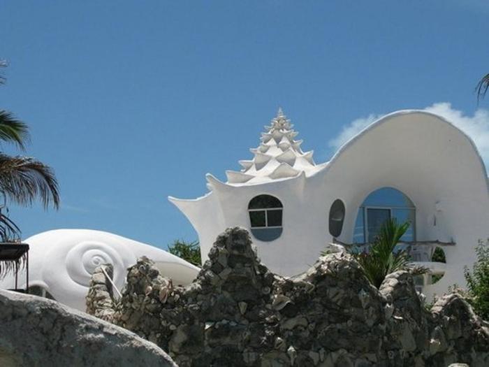 Дом-ракушка на острове в Карибском море