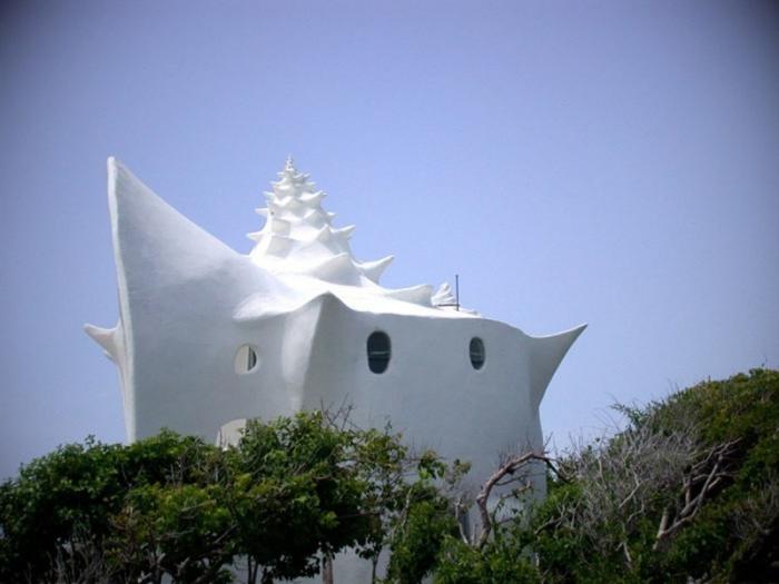 Дом-ракушка на острове в Карибском море