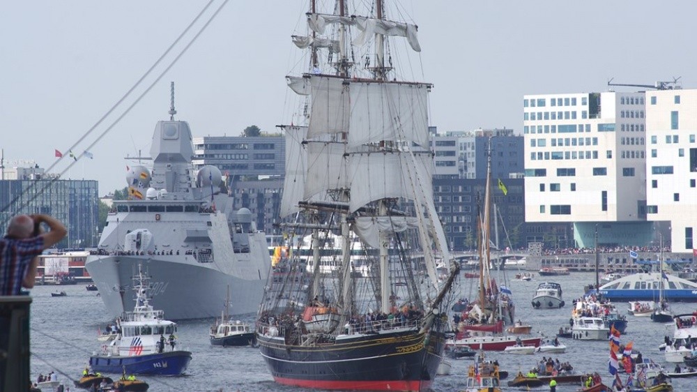 11 фото парада судов в Амстердаме, от которых захочется купить себе кораблик и уйти в море