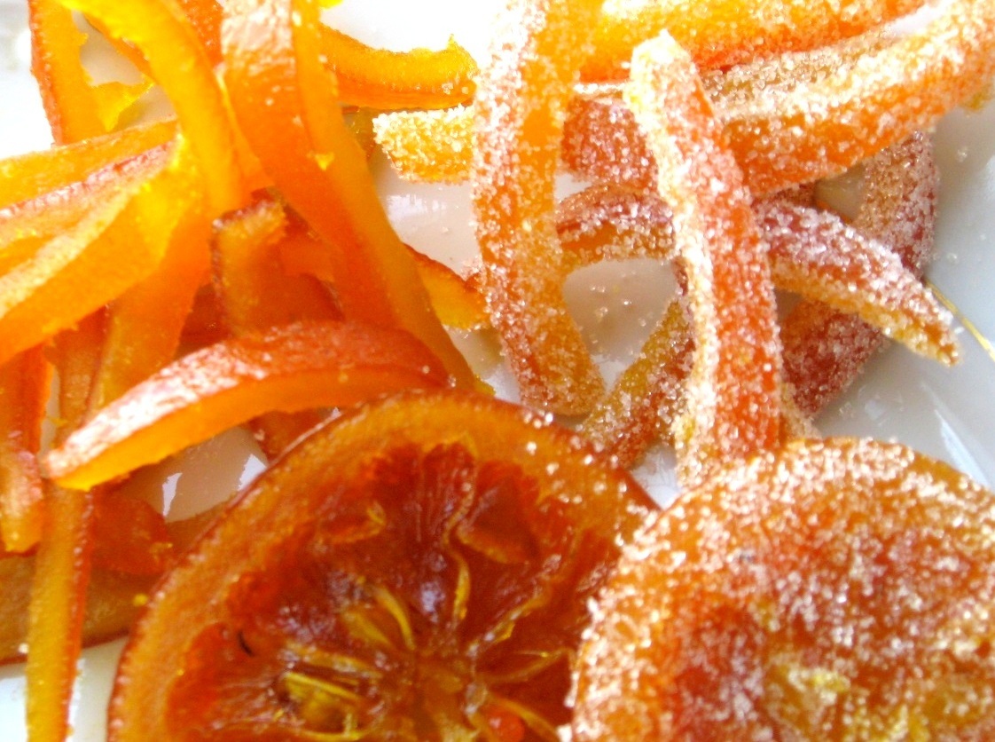 Кожура мандаринов апельсинов. Апельсиновая цедра цукаты. Цукаты из корок апельсина. Апельсиновые цукаты. Цукаты мандарин.