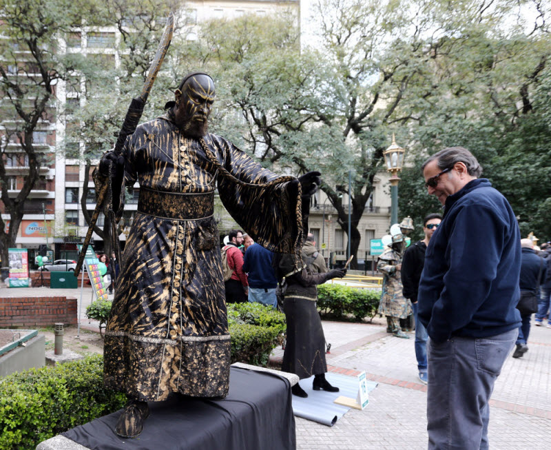 Конкурс живых статуй в Буэнос-Айресе