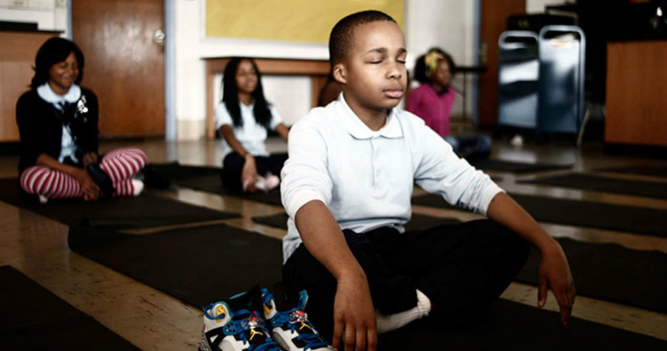 В одной школе наказания заменили медитацией, и результаты впечатляют