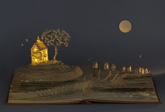 Художник превращает старые книги в сказочные царства